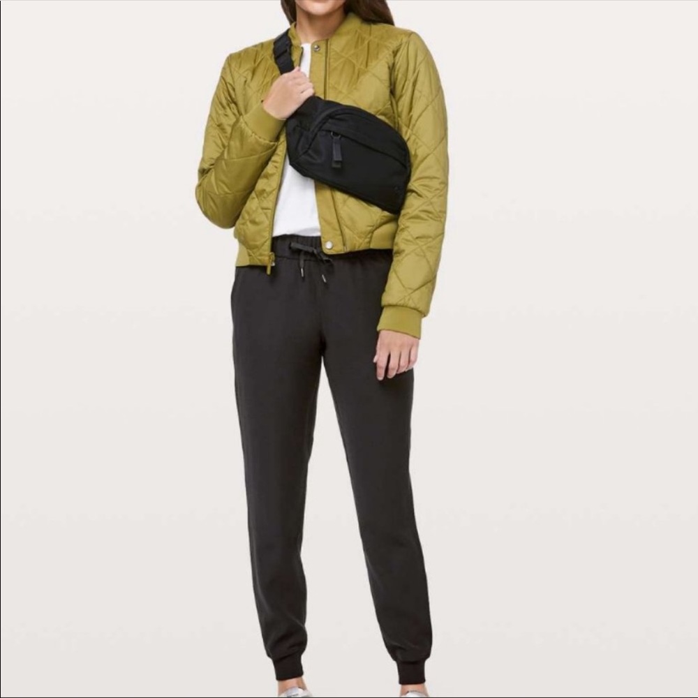 Lululemon Athletica On the Fly Jogger 28” Woven in black size 6